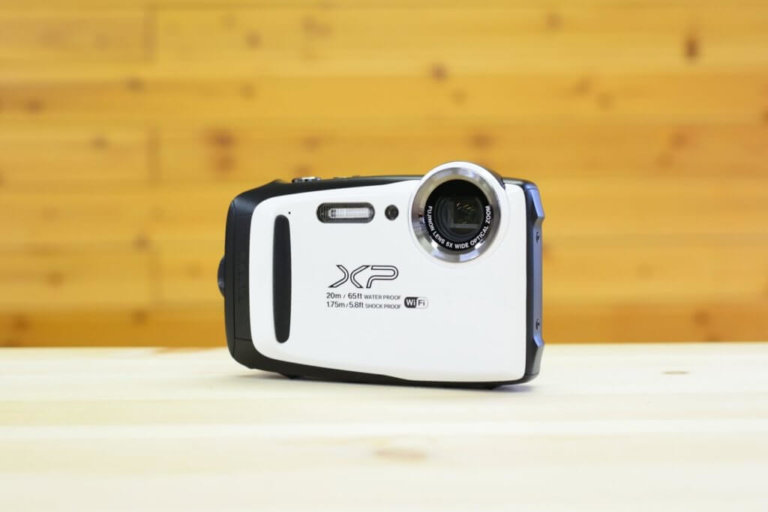 肌触りがいい 防水コンパクトカメラ FinePix XP130 ブラック×グレー ...