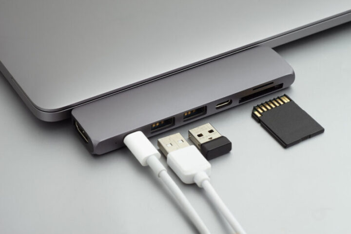 ⑫【USB-C ハブ】USBポート不足を解消！充電しながらデータ管理できる