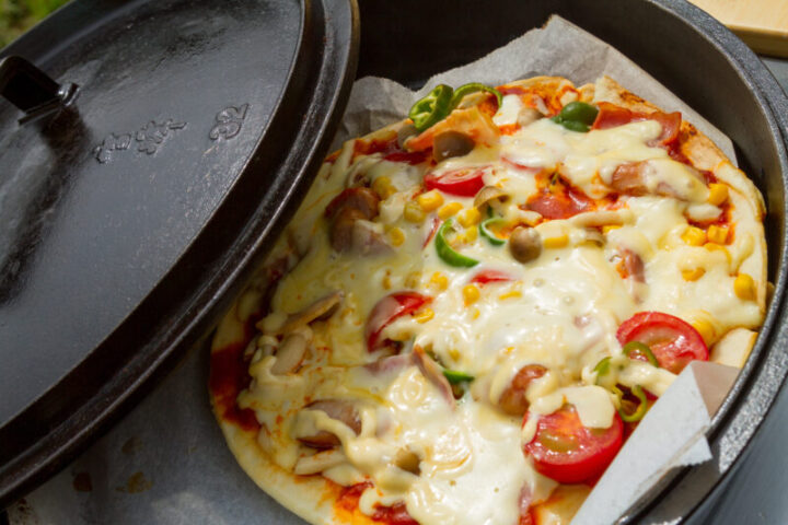 ３．ピザ窯：ダッチオーブンを使って、美味しい窯焼きピザを手作りできる