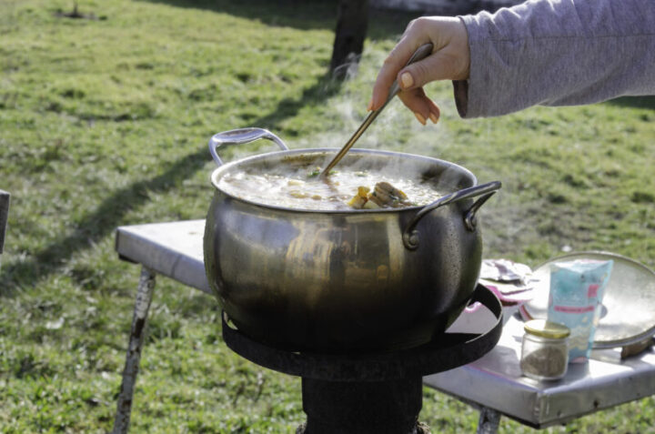 １．調理器具：五徳・鍋を煙突に置いてキャンプ飯を作れる◎