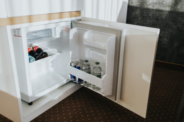 寝室に置ける静音タイプも】小型冷蔵庫おすすめ22選｜おしゃれで霜取り不要のファン式も紹介 | Picky's