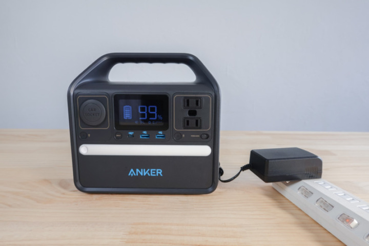 Anker 521 Portable Power Station 充電