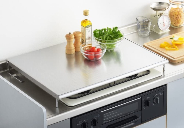 キッチンの作業スペースを増やすのに最適なガスコンロカバー