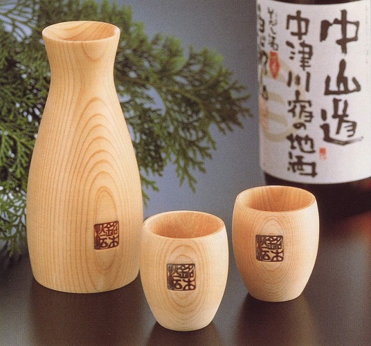 「木製」の徳利に日本酒を入れれば樽酒のような香りに