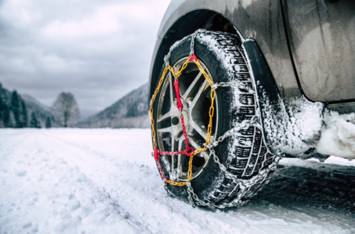 滑りやすい雪道に。装着も簡単な「タイヤチェーン」