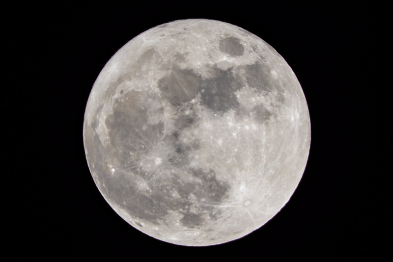 月を観測するなら倍率50倍前後・口径60mm以上が目安