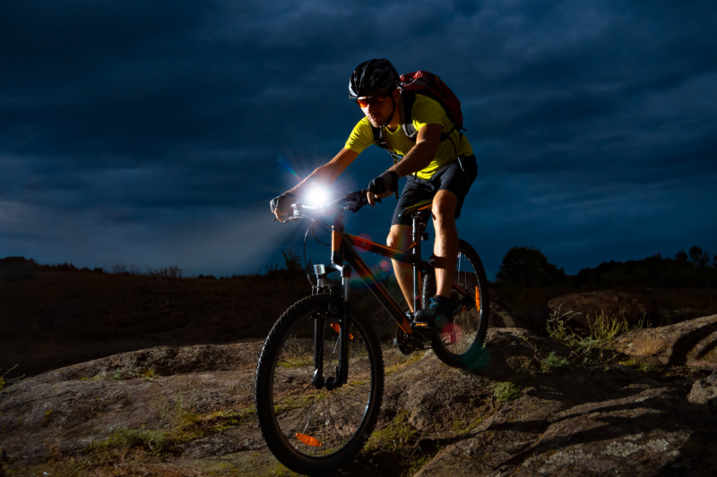 明るくて安全な自転車用ライトおすすめ24選｜後付けに最強なライトを紹介