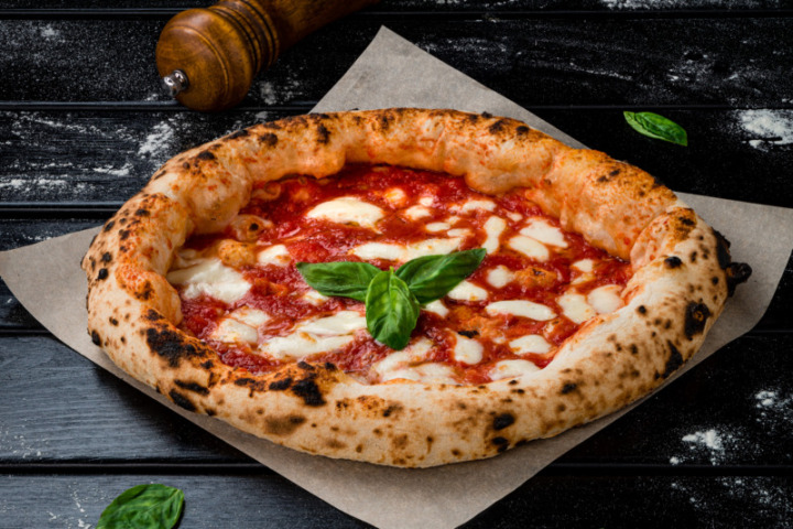 ナポリ生地：盛り上がった縁が特徴。本格的なピザを味わえる