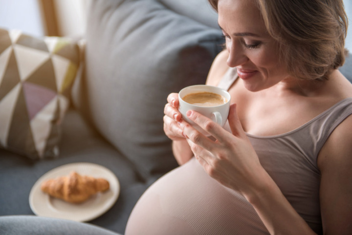 妊娠中や寝る前に飲むならカフェインレスを選ぼう