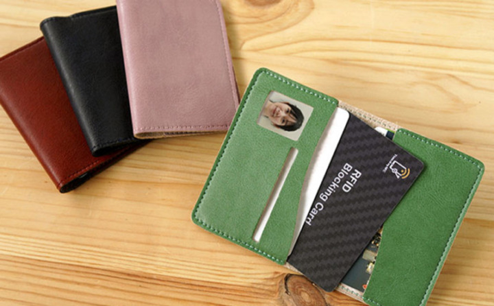 クレカや免許証も入る「複数収納タイプ」は、ミニ財布代わりにも使える