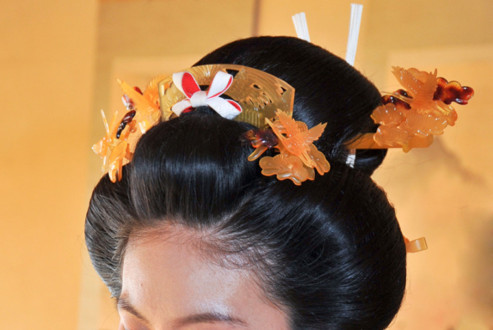 日本髪の髪飾りには「櫛（くし）形」
