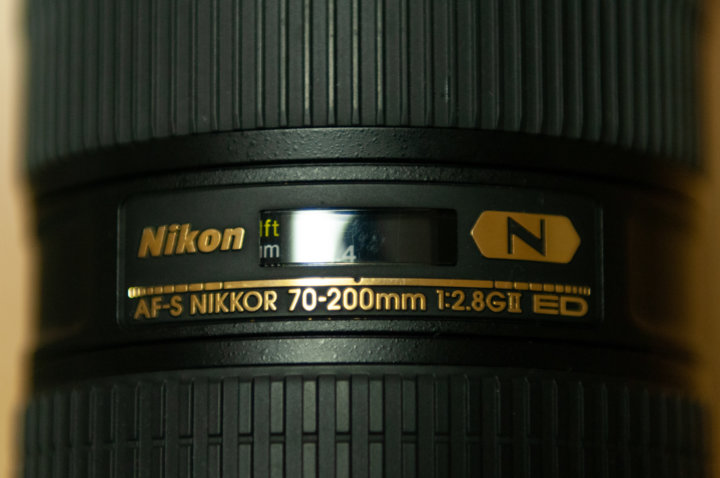 AF-S NIKKOR 70-200mm f/2.8G ED VRⅡのエンブレム周り写真