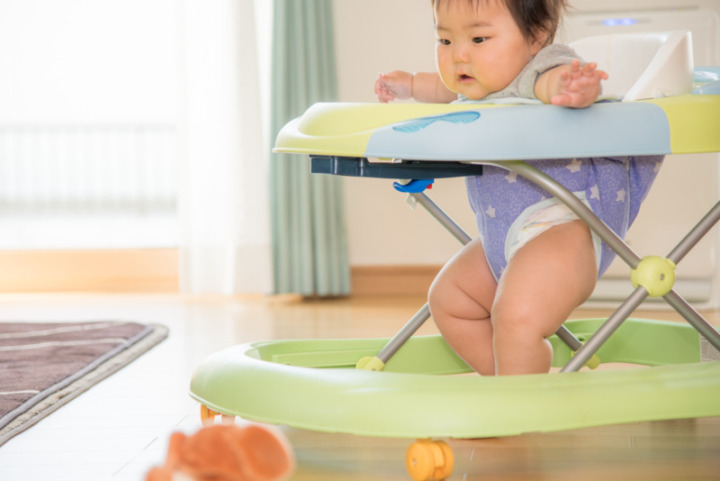 立つのが好きな赤ちゃんにおすすめな「歩行器」いつから使える？