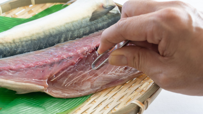 【鮭やサバにも】骨抜きおすすめ15選｜魚の骨がきれいに取れる使い方も紹介
