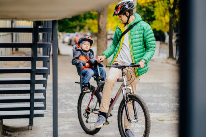 自転車のチャイルドシートには何歳から何歳までの子供を乗せられる？