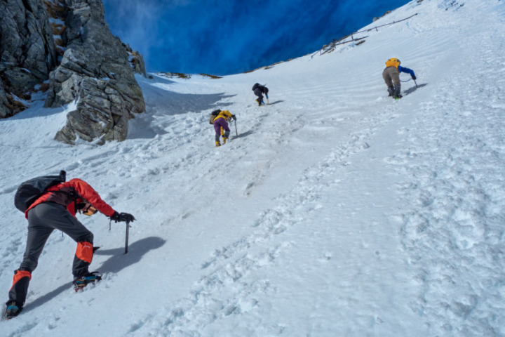 ピッケルとは雪山・残雪登山でサポートから命綱代わりまでこなす重要な道具