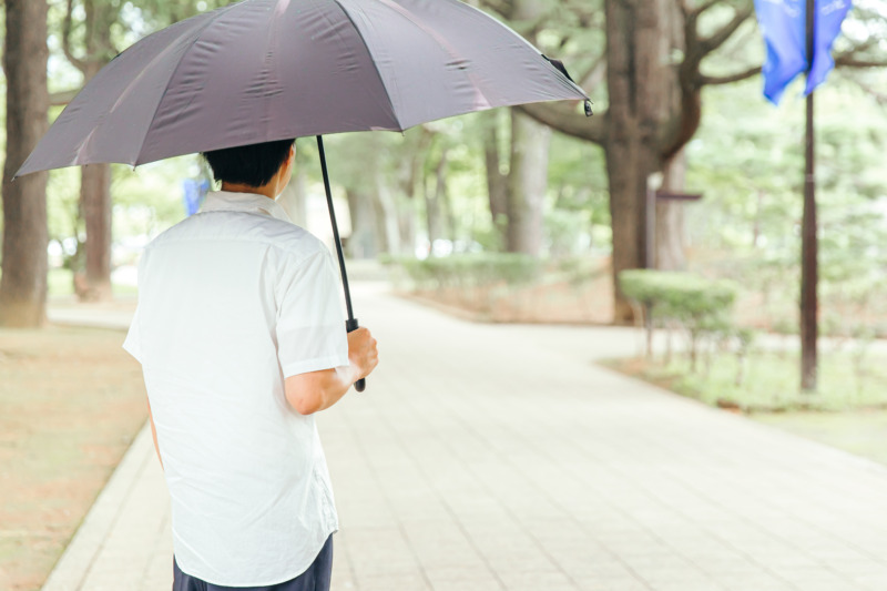 猛暑も涼しい！遮熱抜群のおしゃれな男性用日傘おすすめ20選｜折りたたみモデルも