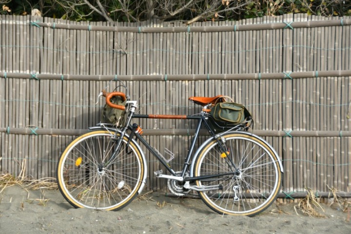 レトロな雰囲気の自転車には革製・キャンバス生地・横型のサドルバッグがおすすめ