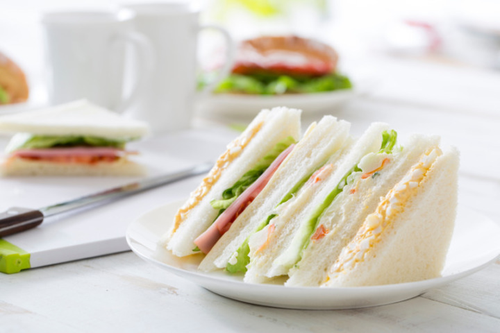 朝食や軽食におすすめの「ソーセージ・ハムロール・サンドイッチ」