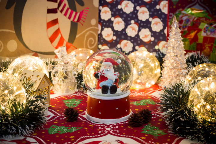 定番の「サンタ・ツリー」は、クリスマス気分を盛り上げる