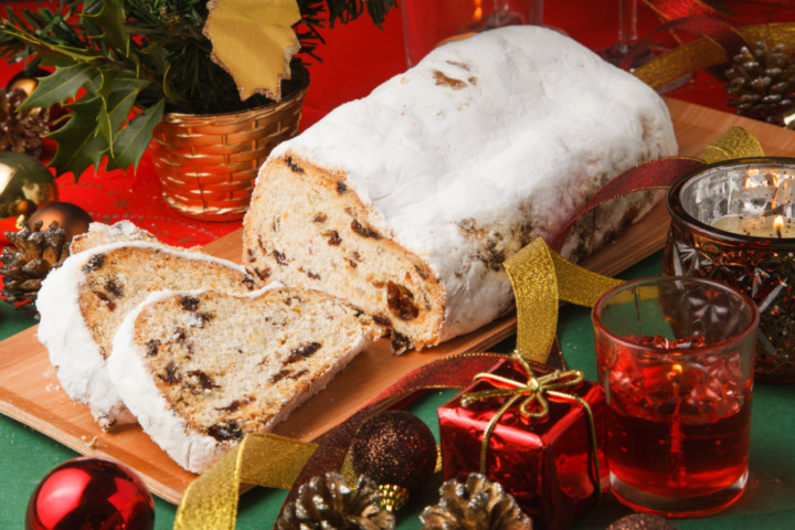 シュトーレン：ドイツの伝統パン菓子。洋酒の香りと砂糖の甘いコーティングが魅力