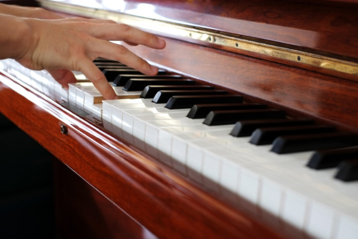木製鍵盤：高価格モデルに多く、アコースティックピアノのように弾ける