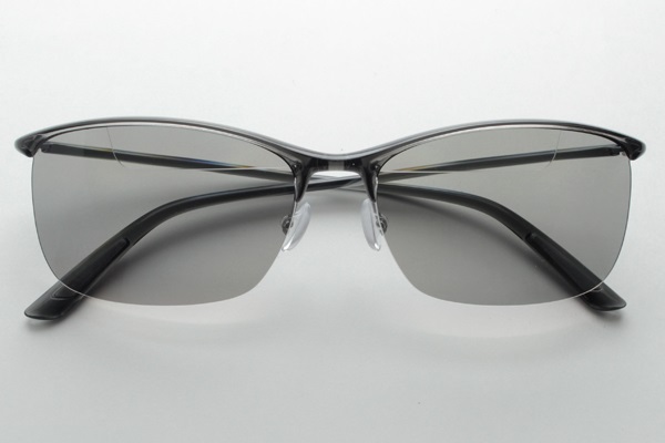 屋外で老眼鏡を使用するなら、光の乱反射を抑えるサングラスタイプもおすすめ