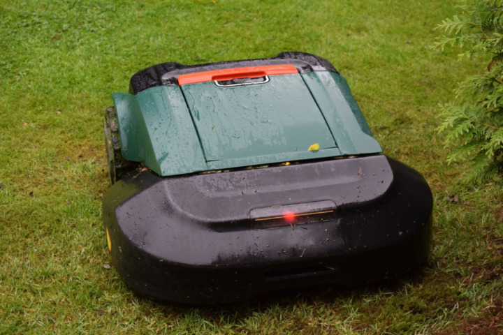 水洗いしたり雨の中でも芝刈りしたりしたいなら防水性をチェック