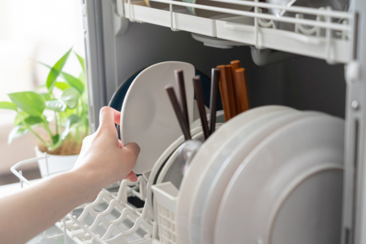 油汚れもしっかり落ちる◎食器洗いの手間を減らす「食洗機」